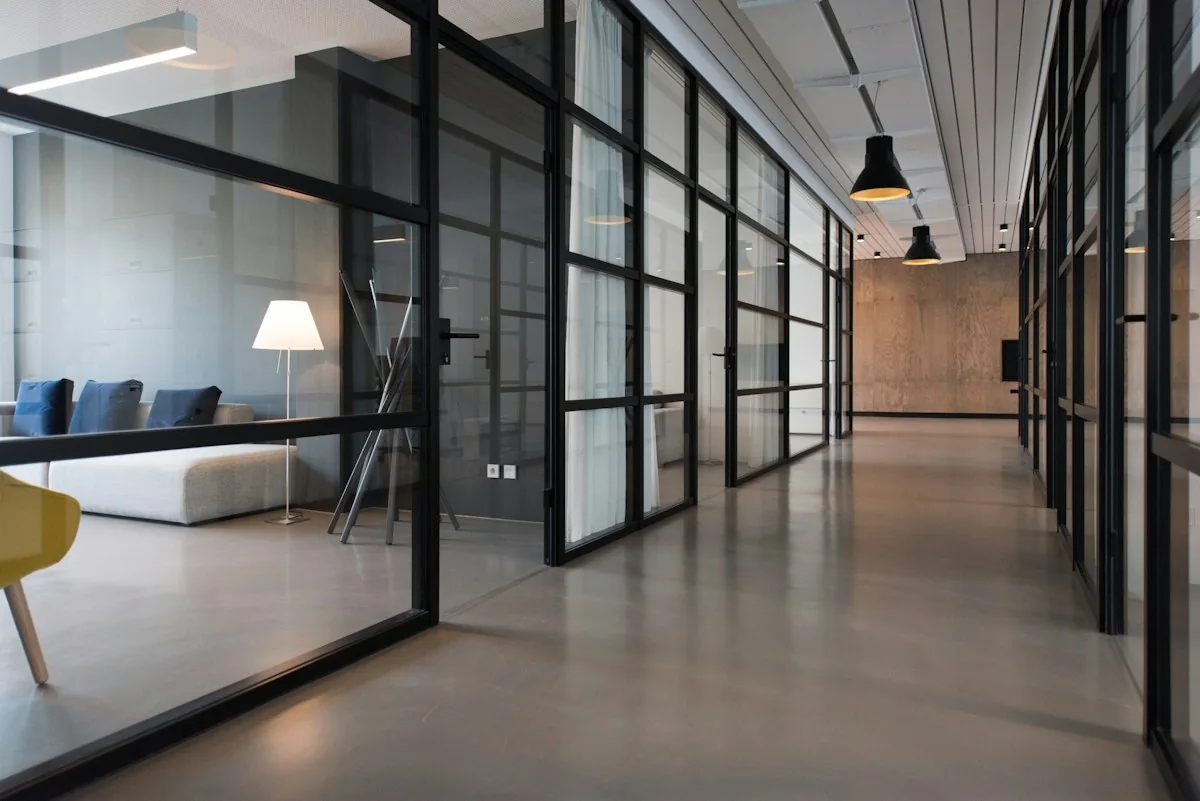 Espacio de trabajo contemporáneo con salas acristaladas y luz natural